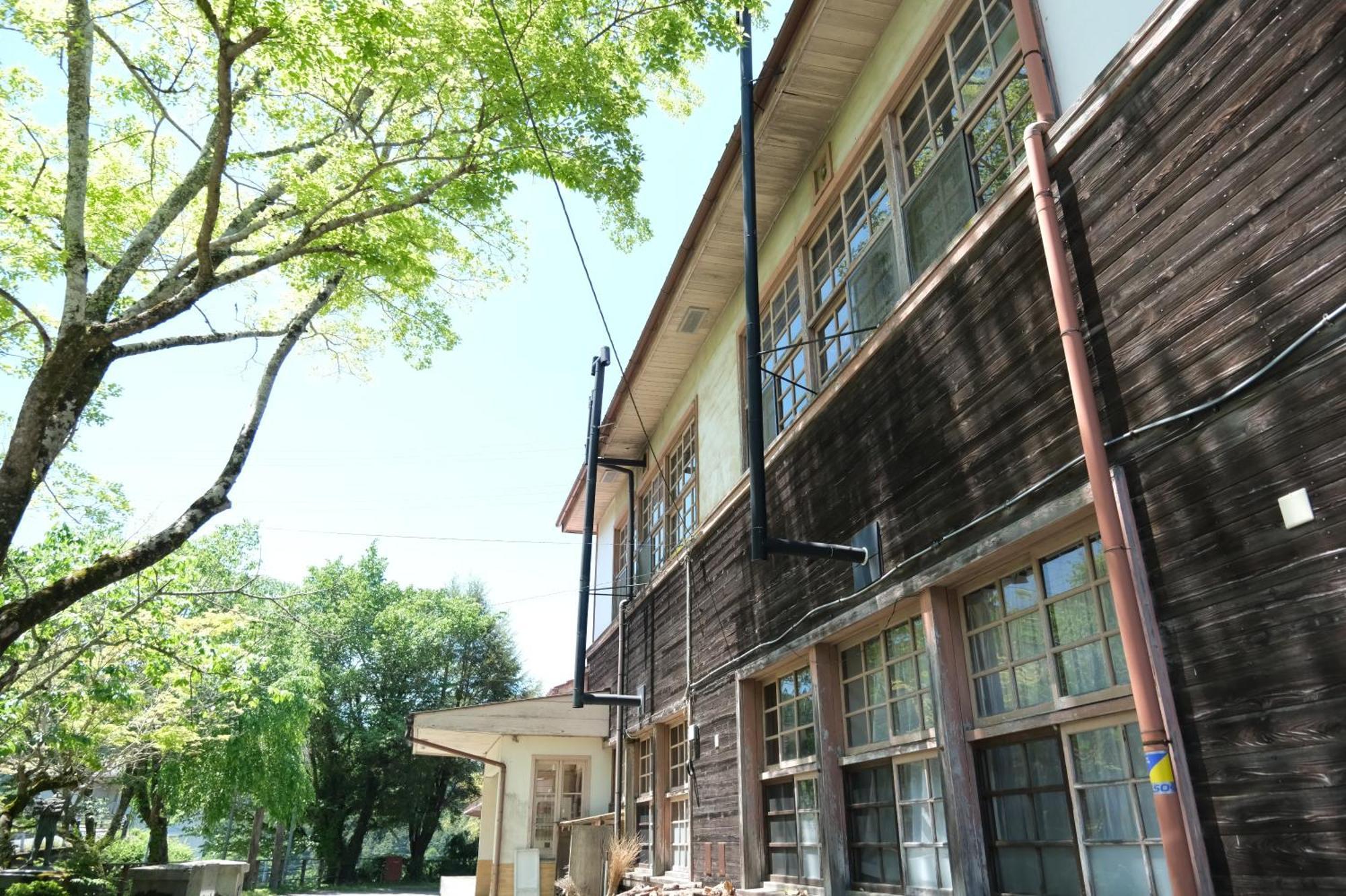 奈良吉野の小学校跡地ゲストハウス-五右衛門風呂体験-漫画図書室-卓球台-一棟貸し-素泊まり-吉野山天川村観光-small Attached To A Historic School Building