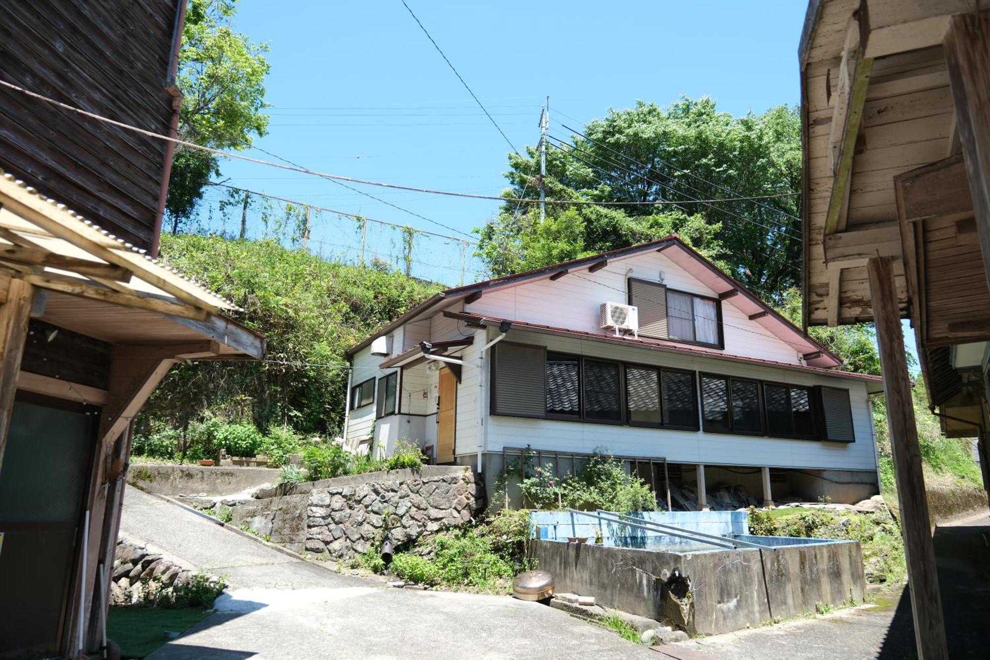 奈良吉野の小学校跡地ゲストハウス-五右衛門風呂体験-漫画図書室-卓球台-一棟貸し-素泊まり-吉野山天川村観光-small Attached To A Historic School Building